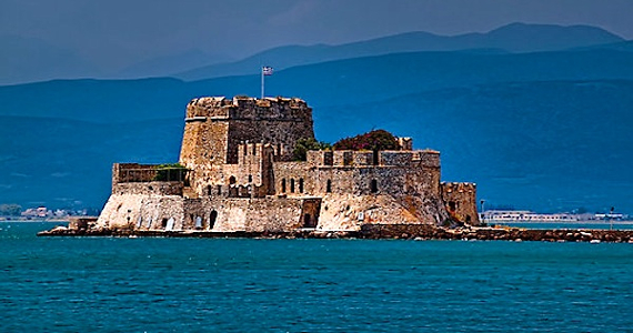 Το Μπούρτζι (ή «Καστέλι») είναι ένα μικρό οχυρωμένο νησάκι